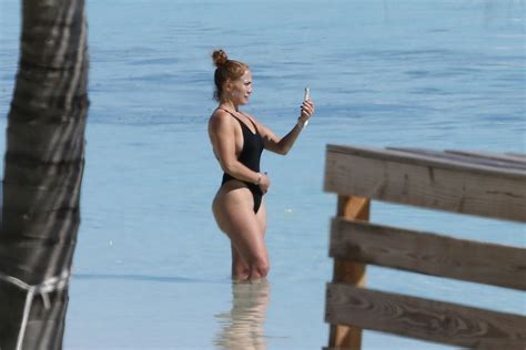 Jennifer Lopez Showed Off Her Juicy Ass On The Ocean Photos