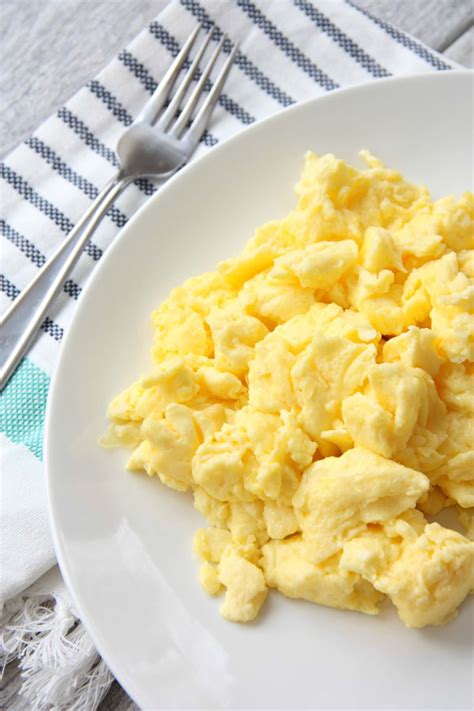 Discover exactly what to do with egg whites! How to make perfect, fluffy scrambled eggs - My Mommy Style