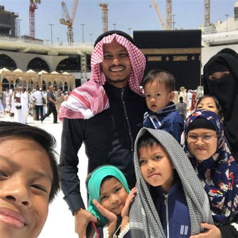 Faizal tahir, yedinin ikinci çocuğudur. Faizal Tahir, keluarga rai 1 Syawal di Makkah | Hiburan ...