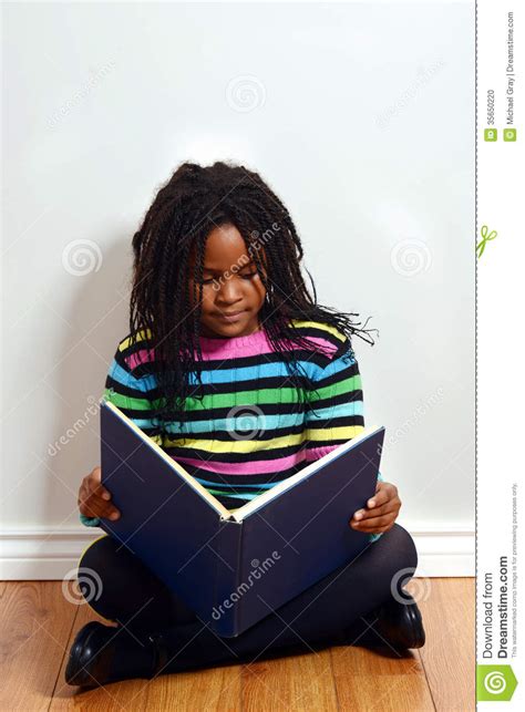 Weinig Zwart Boek Van De Meisjeslezing Stock Foto Image Of Cornrows