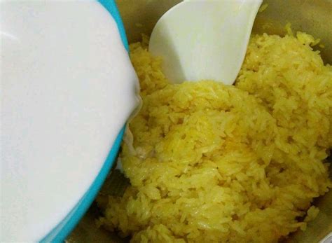 Potong daun pandan & masukkan ke dalam periuk bersama beras pulut. Cara Masak Pulut Kuning Guna Rice Cooker, Tanpa Perlu ...