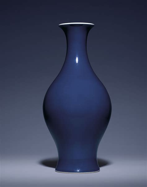 A Large Blue Vase Sitting On Top Of A Table Next To A Gray Wall And Floor