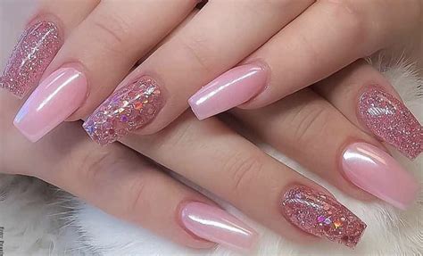 Pues aquí tienes una combinación de ellos con lineas y ¿buscando diseños de uñas de acrílico para el verano? Uñas acrílicas: los mejores diseños y tendencias | Vibra