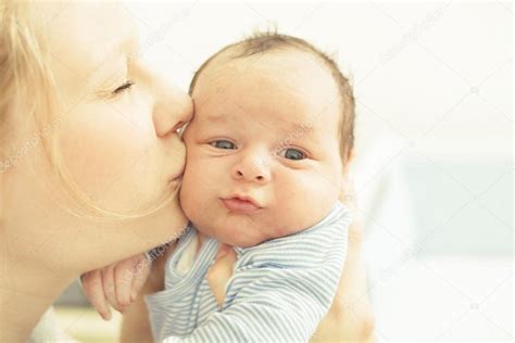 Madre Besando A Su Hijo Recién Nacido 2023