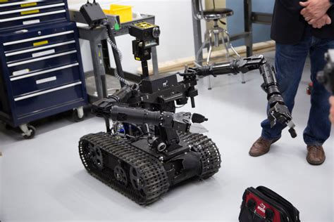 Re2 推出机器人运动控制系统，让手动控制拆弹机器人成为现实 36氪