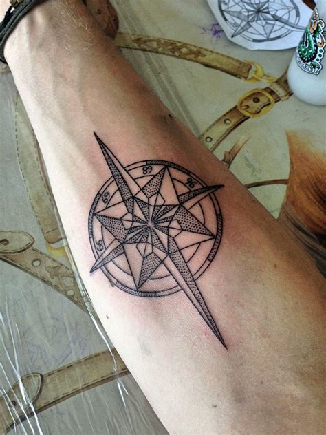 Compass Tat On Arm Minimal Tattoos Tatuajes Dijes Brujula