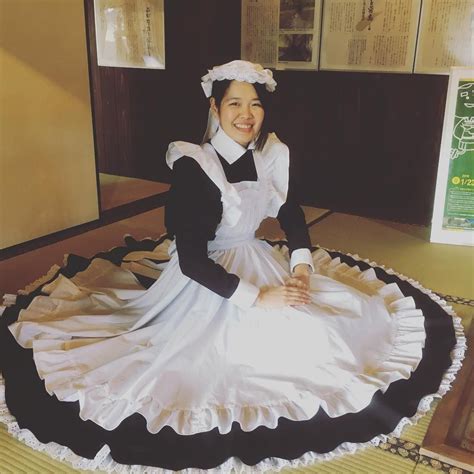 I Love It When A Long Skirt Maid Turns Her Skirt Into A Dinner Plate Maid Cosplay Cute Cosplay