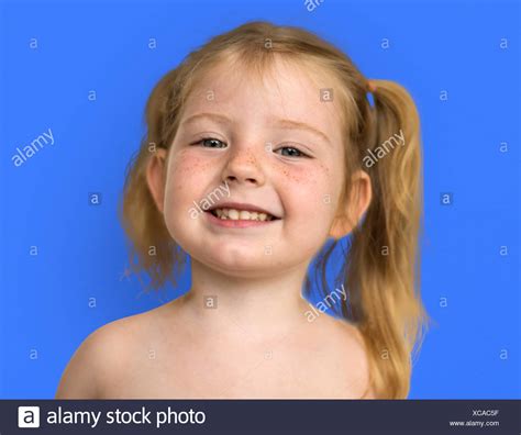 Kaukasische kleine Mädchen nackten Oberkörper lächelnd Stockfotografie Alamy