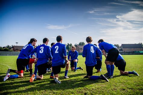 Fotos Gratis Hombre Césped Gente Deporte Campo Juego Jugar