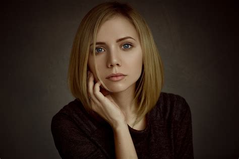 обои лицо женщины модель портрет блондинка длинные волосы голубые глаза Смотрит на