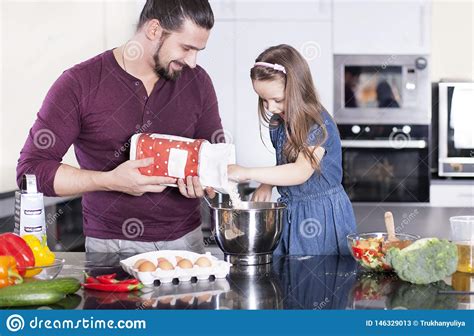 Padre E Hija Que Hacen La Comida Junto En Cocina Concepto De Las Clases