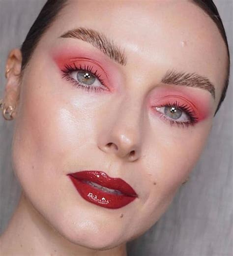 The Dreamiest Living Coral Makeup Looks To Try This Summer