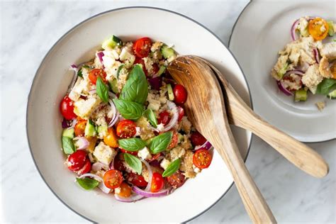 Panzanella Salad With Tomatoes Bread And Basil Mondomulia