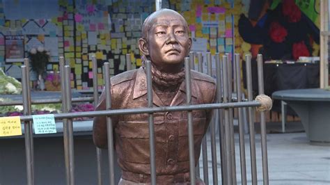경찰 뽑을 때 앞으로 남녀 동일 기준으로 체력 시험 본다 261 포텐: 광화문 전두환 동상 근황.JPG