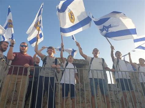 הצטרפו אלינו באירוע מרגש לכבודה של ירושלים. בצל הקורונה: עשרות השתתפו בצעדת 'ריקוד הדגלים'