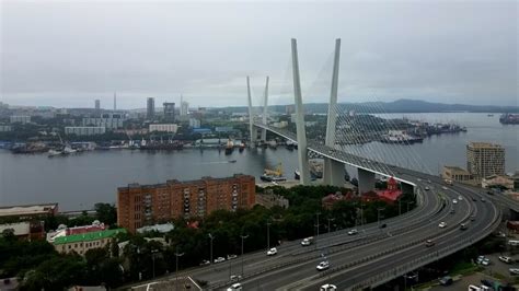 Во Владивостоке из-за обледенения закрыт мост на остров Русский