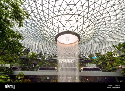 Singapur Joya Cascada Y Bosque Interior En El Aeropuerto Changi De