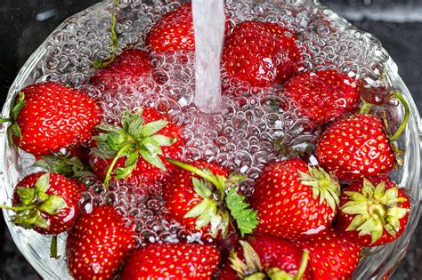 Strawberries Berry Fruit Bubbles Water Hd Wallpaper Peakpx