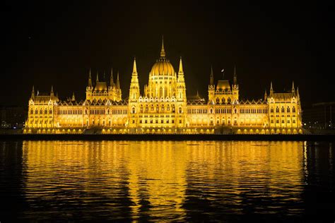 Representing the electorate, making laws. Országház - Magyar parlament kivilágítva - Képeslapküldés ...