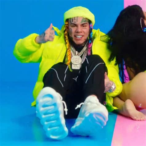 Ix Ine Outfits In Yaya Video Whats On The Star