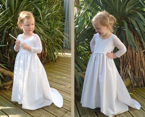La robe possède, au niveau du col en v, un liseré bleu clair surmonté d'un voilage. Album - Déguisements | Confection de robe, Robe de mariee ...