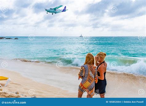 Dames Op Het Strand Terwijl Vliegtuigen Er Laag Boven Vliegen