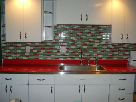 Panels feature dark accent lines. 11 red kitchen designs - Retro Renovation