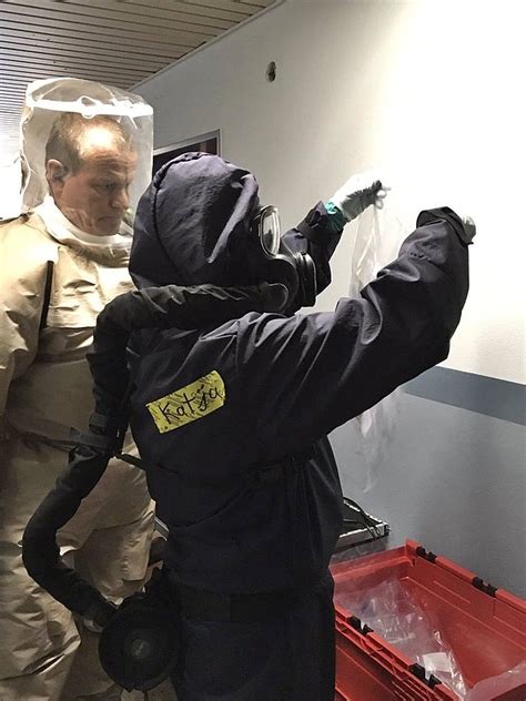 Autos, die in den regenfluten versinken, unfälle. Behörden in Baden-Württemberg üben für den Fall eines ...