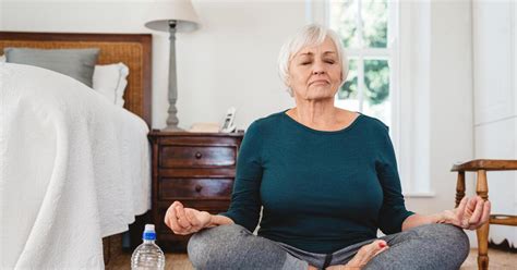 Fit Im Alter Die Besten Yoga Übungen Für Senioren Webde