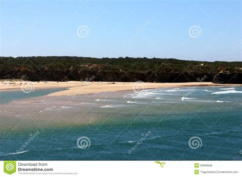 Discover the seaside area of vila nova de milfontes—beaches, a scenic riverfront, and top sights like southwest alentejo and vicentine coast natural park. Vila Nova De Milfontes Strand, Portugal Arkivfoto - Bild ...