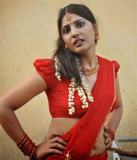 Aunty Saree Boobs Photo