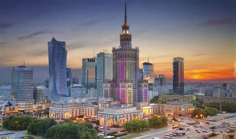 Widok Na Oświetlony Pałac Kultury I Wieżowce W Warszawie