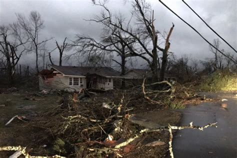 Georgia Mississippi Tornadoes 15 Dead As Us Southern