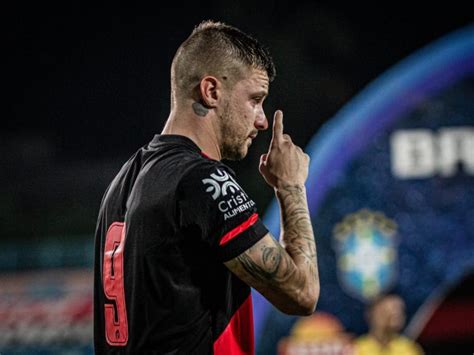 O jogador de 24 anos é do cruzeiro e está emprestado ao atlético goianiense, onde vem tendo destaque no futebol brasileiro. Parte do dinheiro da venda de Renato Kayzer será ...