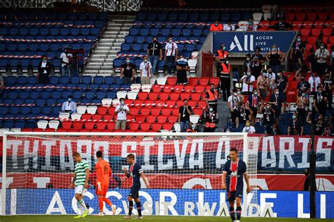 Psg Stadium Fans / Neymar Get Lost Psg Fans Send A Clear Message To The