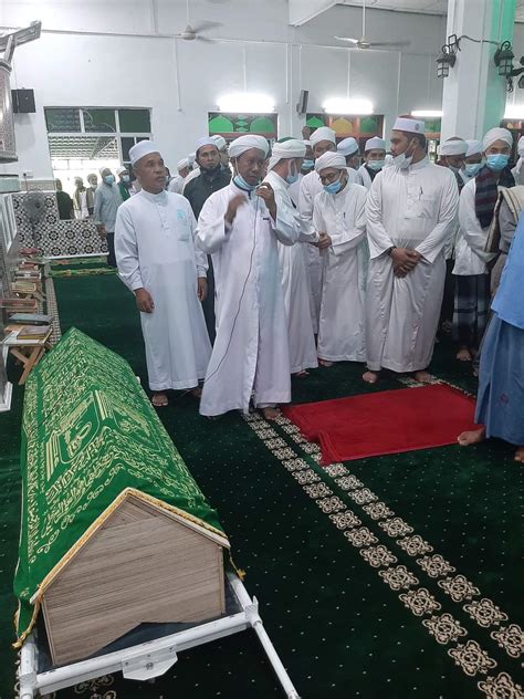 Disebalik kemerduan suara latar bacaan doa selepas azan di saluran rtm, tiada siapa menyangka pemilik suara lunak itu adalah dialunkan anak jati terengganu. Muhammad Fazilul Helmi Bin Raidzan (Helmi Assyafie): Tuan ...