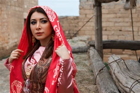 Mulheres Do Oriente Médio Bonitas Que Vestem O Vestido Tradicional Levantando Fora Imagem De