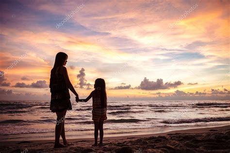 Siluetas De Madre E Hijo En La Playa Al Atardecer — Foto De Stock