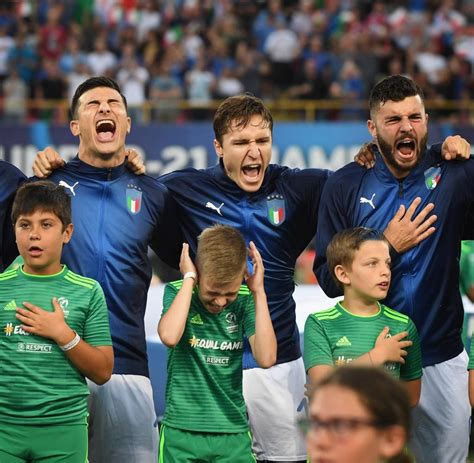 Italiens trainer roberto mancini (c) spricht mit seinen spielern während einer trainingseinheit im olympiastadion in rom am 10. U-21-EM, Italien: Man kann eine Nationalhymne auch zu laut ...