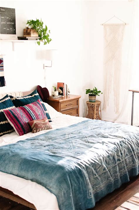 Modern bohemian style bedrooms seem to be all the rage when it comes to decorating trends. Why this bedroom is a modern bohemian masterclass ...