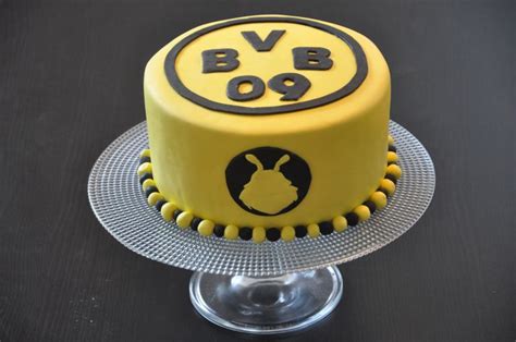 Der kuchen besteht aus einem hellen biskuitteig und einer ganache zum befüllen aus weißer schokolade. Pin auf Essen