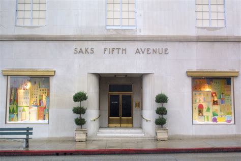 Must Read Saks Fifth Avenue To Break From Its Online Business Emilio