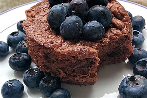 Kuchen aus der mikrowelle sind nicht umsonst so beliebt. Low carb Eiweiß-Tassenkuchen aus der Mikrowelle | Rezept ...