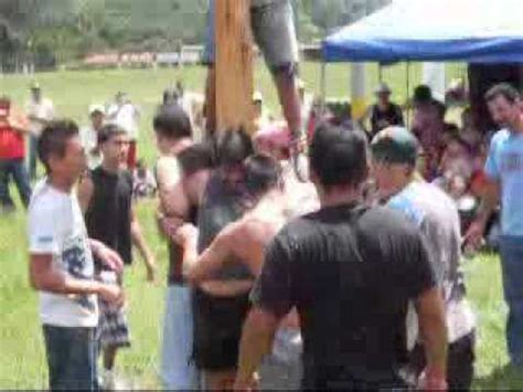 Uno de los equipos se coloca en fila india y dobla el tronco hasta poder sujetarse al. Palo Encebado Juegos Tradicionales Tres Rios Costa Rica parte 3 - YouTube