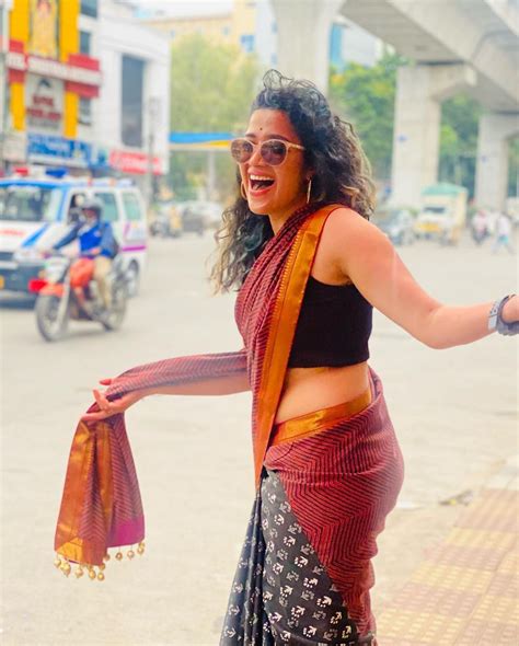 actress singer abhirami suresh new stylish pics viral on instagram എന്താ ഒരു ചിരി നിങ്ങള്