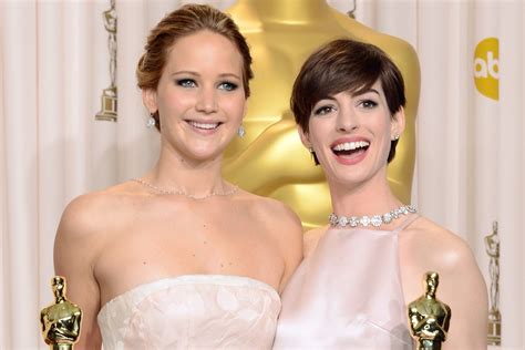 Read Anne Hathaways Defense Of Jennifer Lawrences Golden Globes Joke