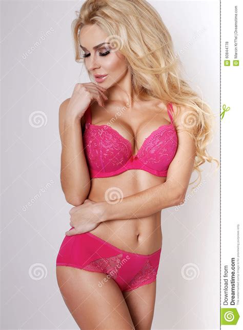 Pięknej Kobiety Seksownej Blondynki Długie Włosy Zieleni Oczy W Różowym