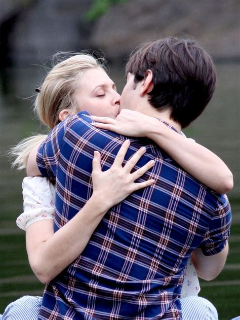 Ultra cool Fun: Hug me : if U can ? | Cute couples hugging ... There are different types and levels of affection and the way you would in a romantic hug, your torsos—your chests and stomachs—will touch.