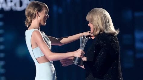 Taylor Swift Comforts A Fan Whose Mom Died Youve Lived Through My