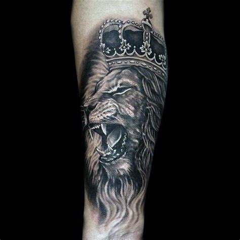A Lion With A Crown On His Head And Its Teeth Are Shown In This Tattoo
